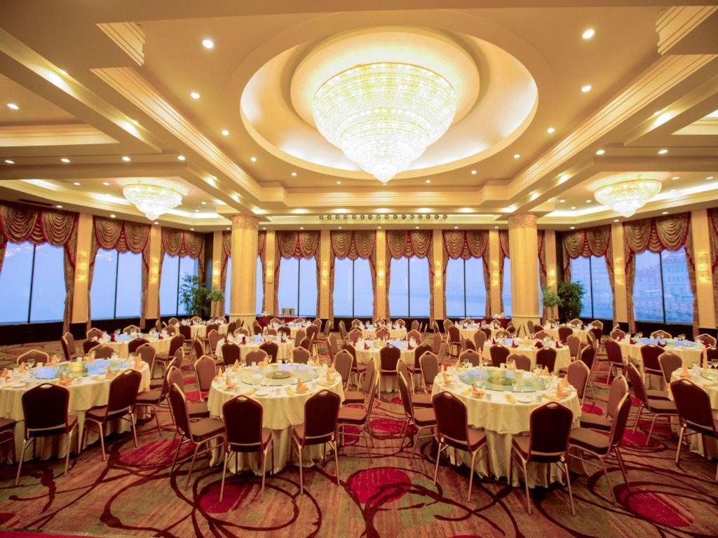 Yantai Golden Gulf Hotel Екстериор снимка